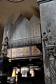 Il Duomo di Volterra. L'altare maggiore con ai lati, sopra due colonne tortili, due angeli cerifori.  